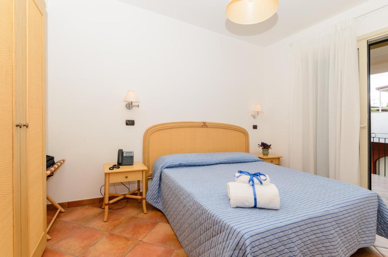 Le Tartarughe Aparthotel Letojanni Buitenkant foto